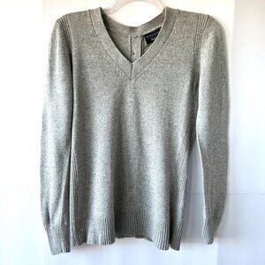 Banana Republic Women's Sweater, Gray, Wool Blend, V-Neck, Button Back, Sz. M VG
